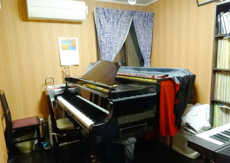 レッスン室のピアノの写真